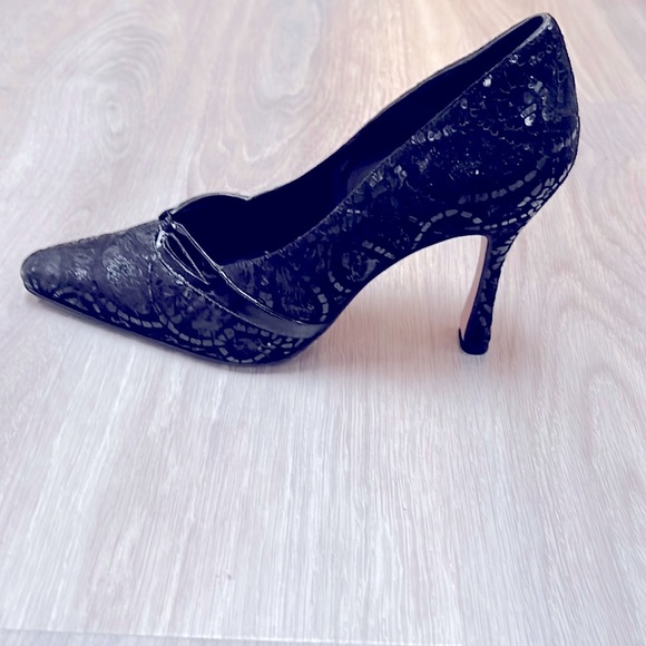 ESTILOS Black Suede and Patent Leather Textured Pumps . - Picture 4 of 7